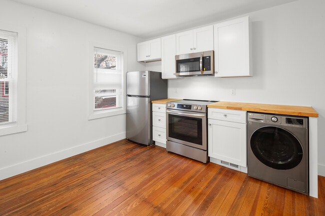 Building Photo - 323 Williams St