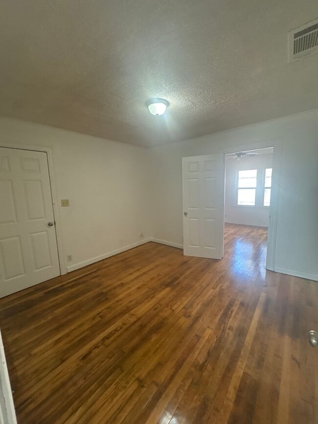 Building Photo - 723 Hall St