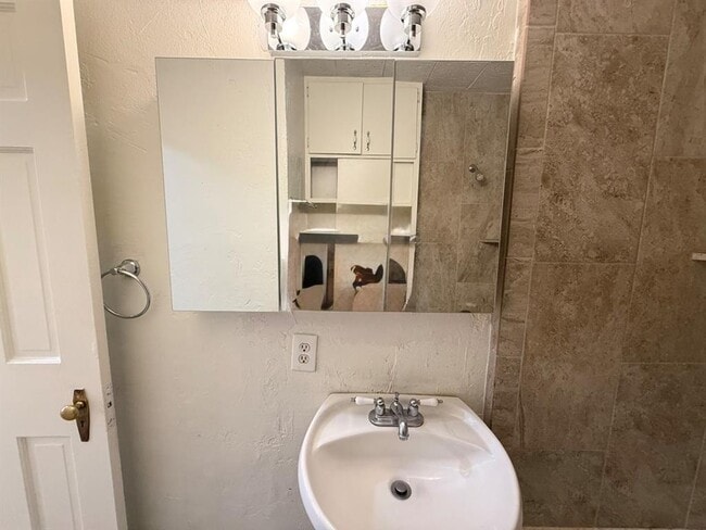 Building Photo - 730 S Littler Ave