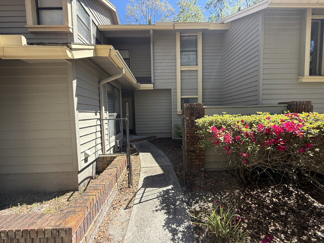 Building Photo - FOR RENT:  3 BEDROOM 2.5 BATHROOM TOWNHOME...