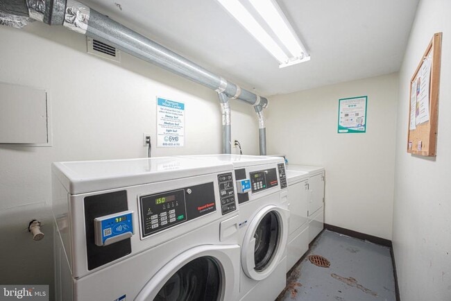 Building Photo - 4600 S Four Mile Run Dr