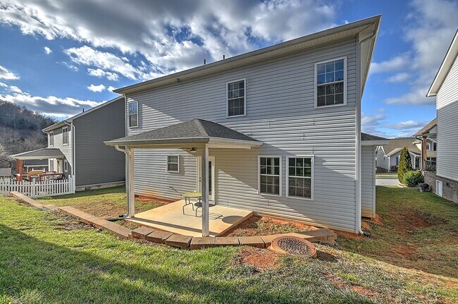 Building Photo - 4 Bedroom / 2.5 Bath Home  Kingsport, TN