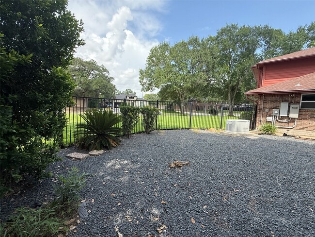 Building Photo - 3232 Parkwood Dr