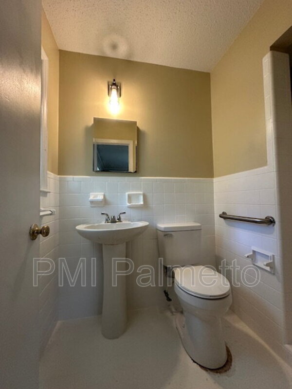 Building Photo - 529 Skyland Dr