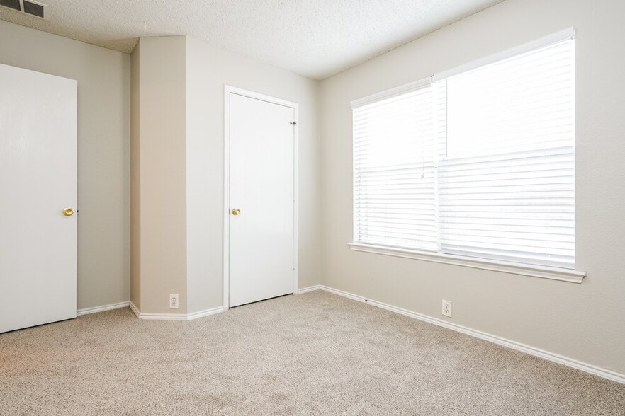 Building Photo - 6901 Baybridge Dr