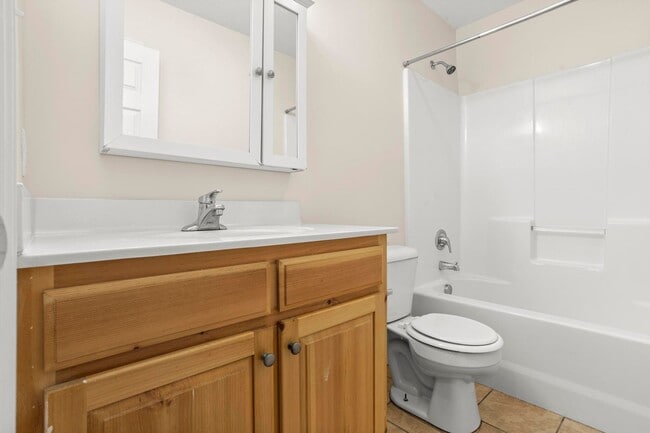 Building Photo - Minutes to Back Gate of Camp Lejeune!