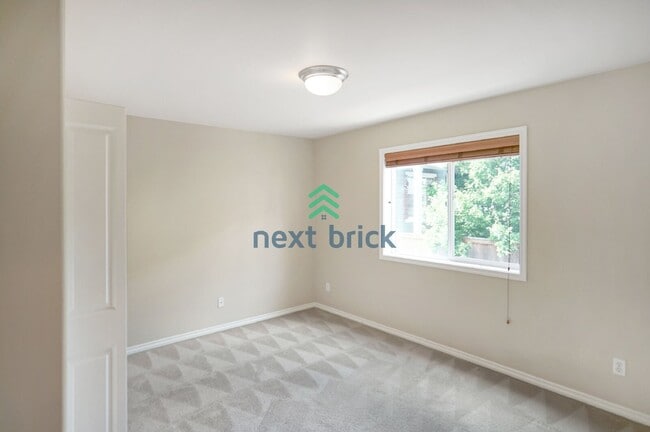 Building Photo - Stunning 3-Bedroom, 3.5-Bathroom Home in Desirable Woodinville