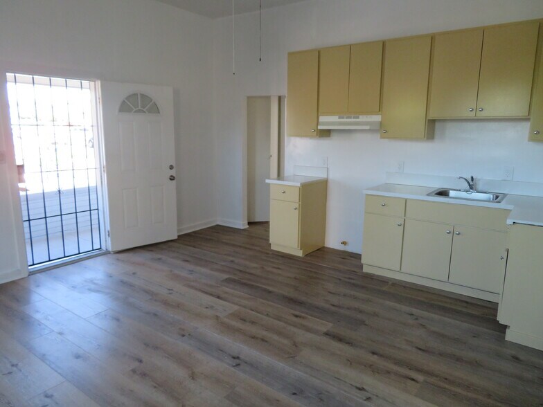 Building Photo - 154 E Colden Ave