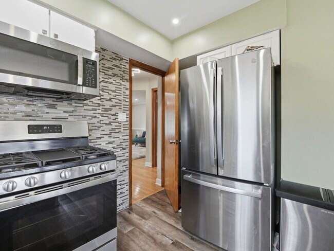 Building Photo - 5023 N Natoma Ave