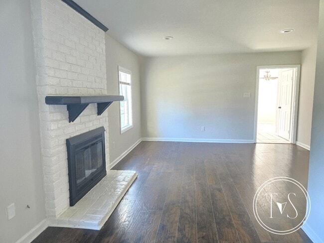 Building Photo - WINTER MOVE-IN SPECIAL: 50% OFF 1st FULL MONTH OF RENT** (**see description for details)