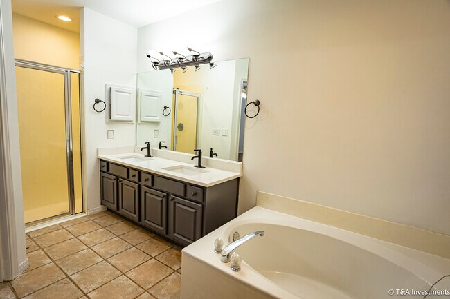 Master Bathroom - 25015 Lost Arrow