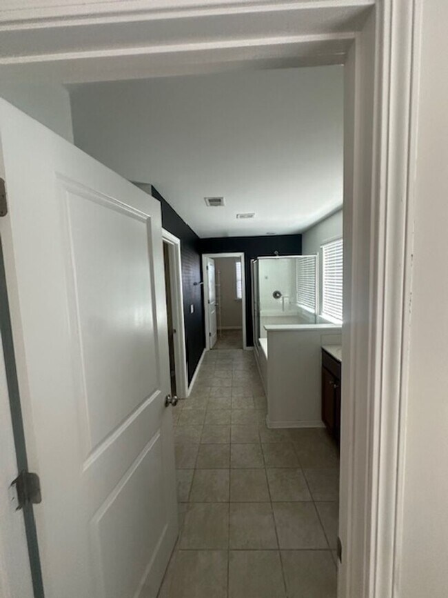 Building Photo - Magnificent Two Story Four Bedroom Home in Northeast Columbia!