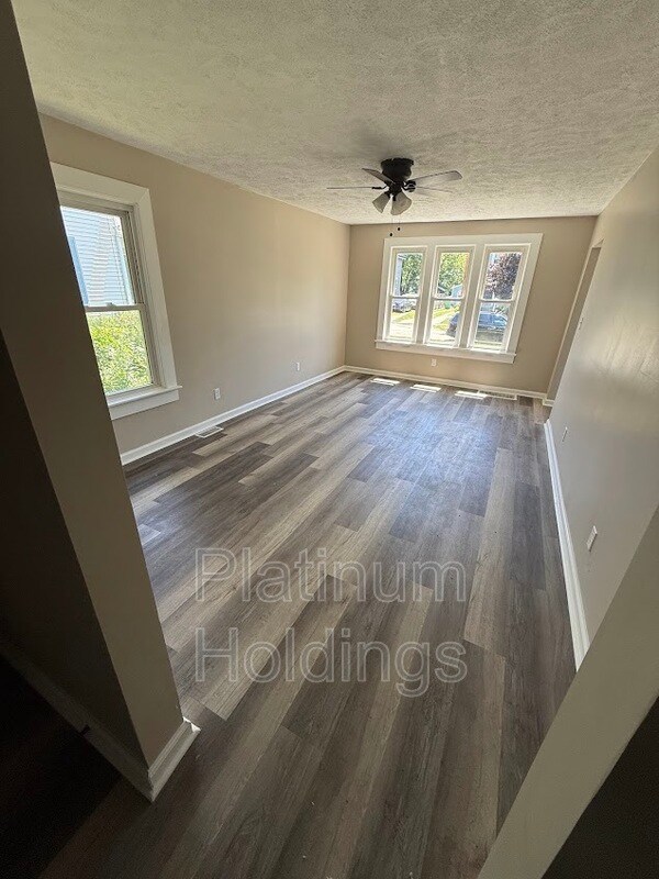 Building Photo - 2049 E 39th St