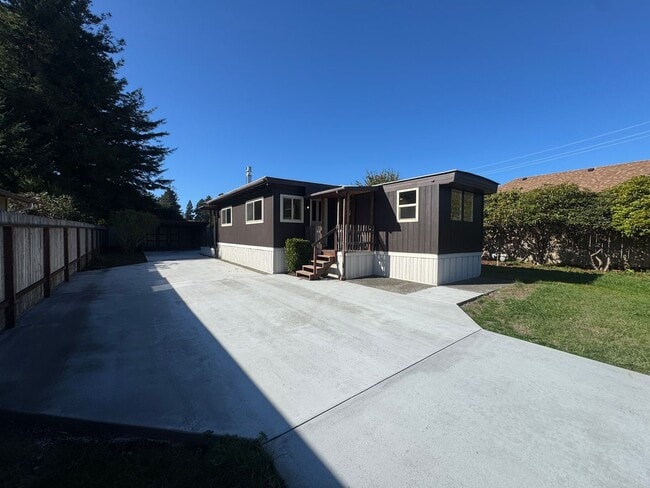 Building Photo - Sweet in-town mobile, very cute 1 bedroom ...