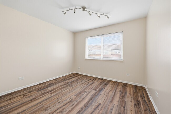 Building Photo - 760 E Whispering Oaks Dr