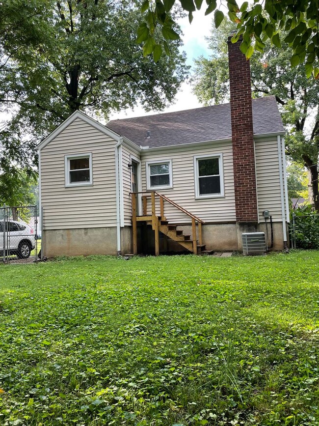 Building Photo - Beautifully renovated 3 bedroom house!