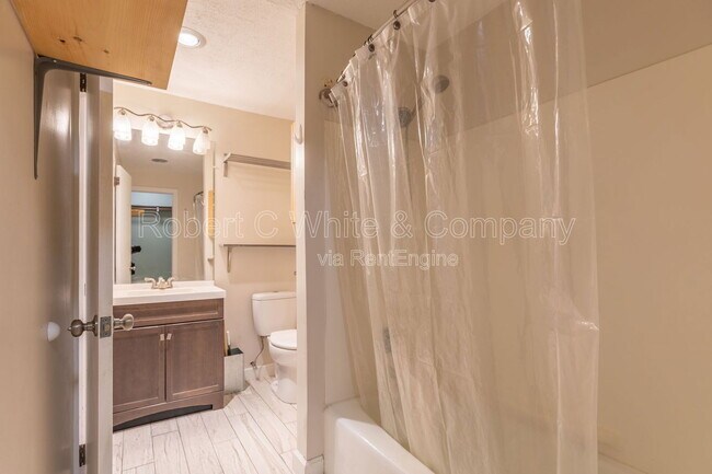 Building Photo - 7 F Country Squire Dr