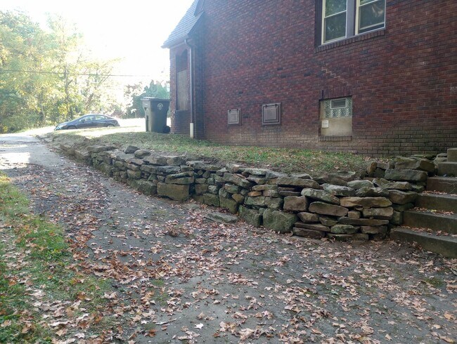 Building Photo - 4 bedroom 2 full baths Upper Northside Youngstown