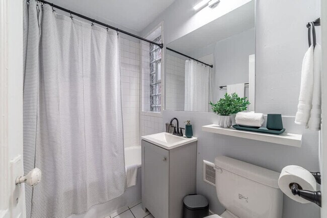 Building Photo - 2119 N Sedgwick St