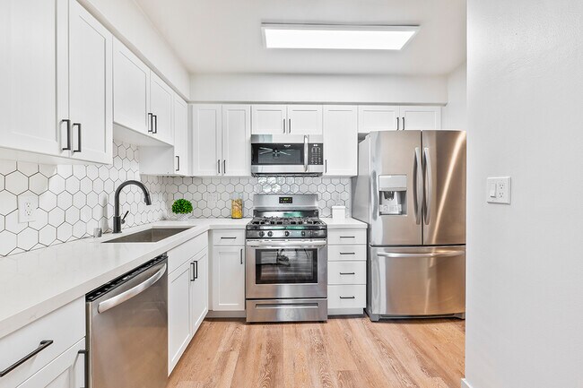 Building Photo - 821 3rd St