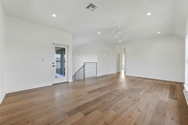 Building Photo - 2518 Sutherland St