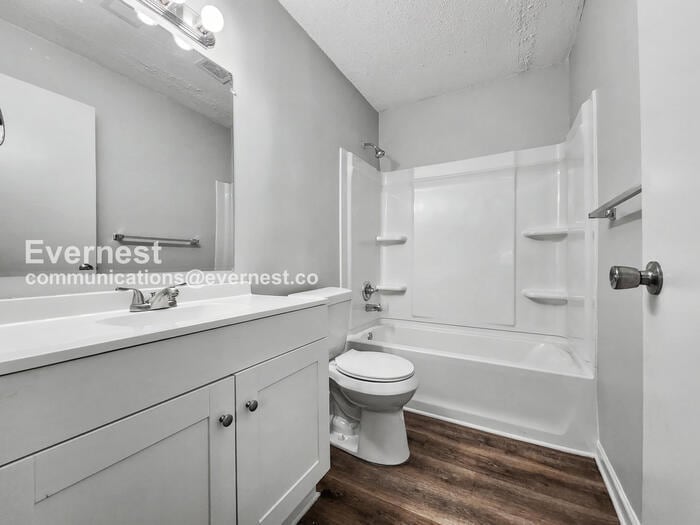 Building Photo - 725 W Creek Cir