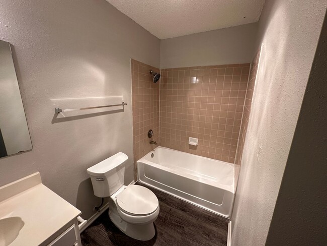 Building Photo - CUTE 3 BEDROOM 2 BATH IN NORTHSIDE ISD