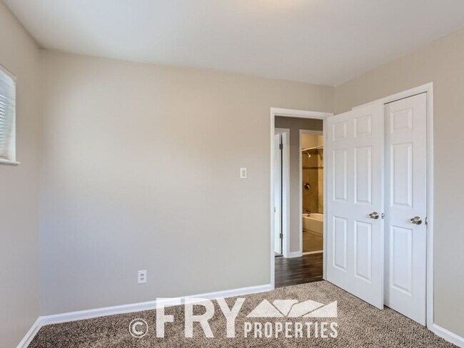 Building Photo - Renovated Harvey Park home