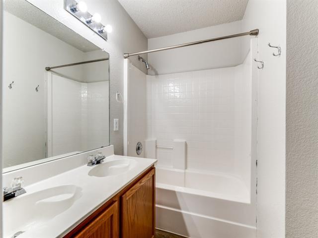 Building Photo - 5600 Glenshee Dr