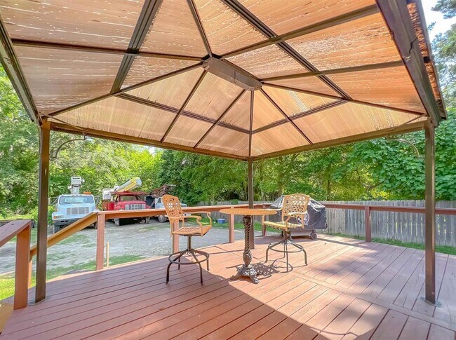 Building Photo - 1924 Harriet Dr