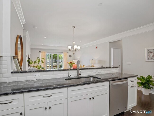 Building Photo - 302 Center Meadow Ln