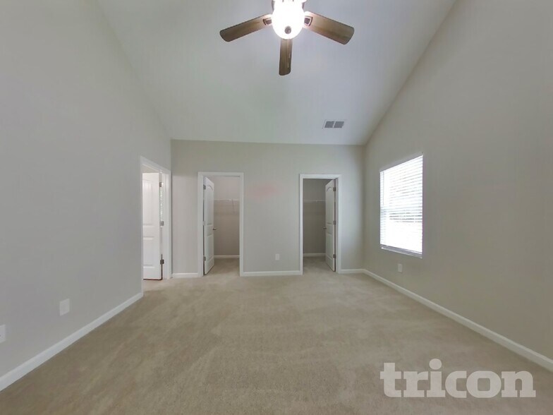 Building Photo - 347 Hawthorn Dr