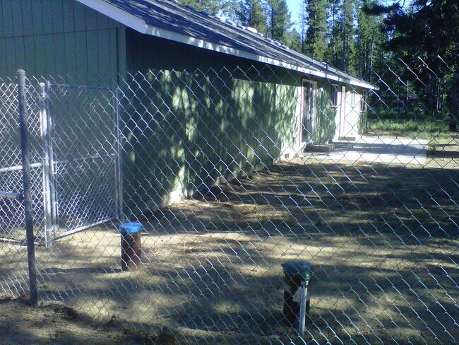 Building Photo - Rare 4 Bed 2 Bath with Attached Garage