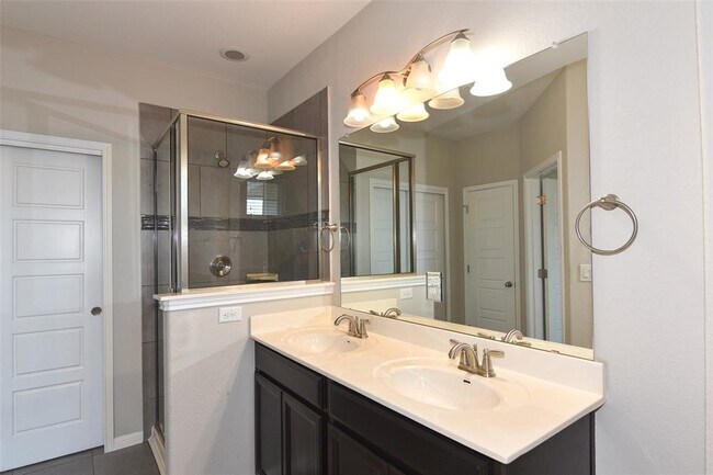 Building Photo - 13400 Briarwick Dr