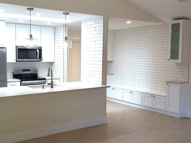 Building Photo - 541 NE 47th St