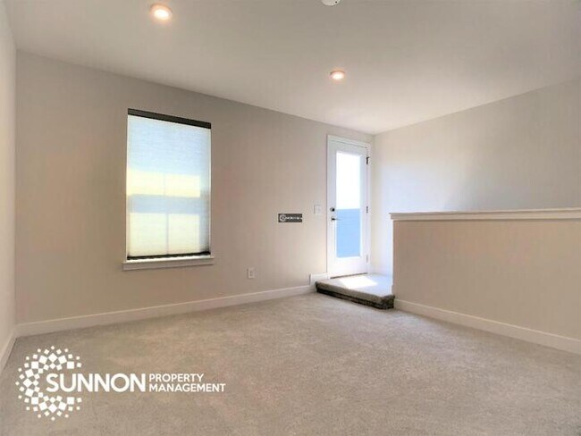 Building Photo - Beautiful 4 Story Townhome in South Charlotte!