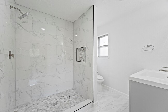 Building Photo - 406 Riverbend St