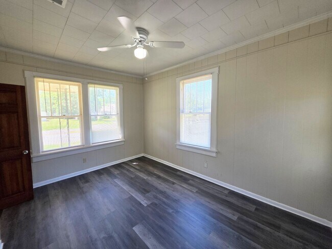 Building Photo - 3BR/1BA home with Bonus Room and large fenced back yard