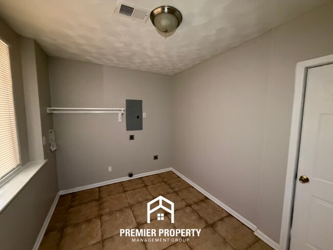 Building Photo - Charming 3BR Memphis Home with Tile Floors, Dining Area & Fenced Backyard