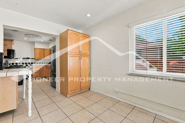 Building Photo - Stunning Home with Washer/Dryer and Gas Grill