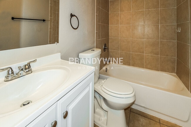 Building Photo - 3221 Thistle Hill Dr