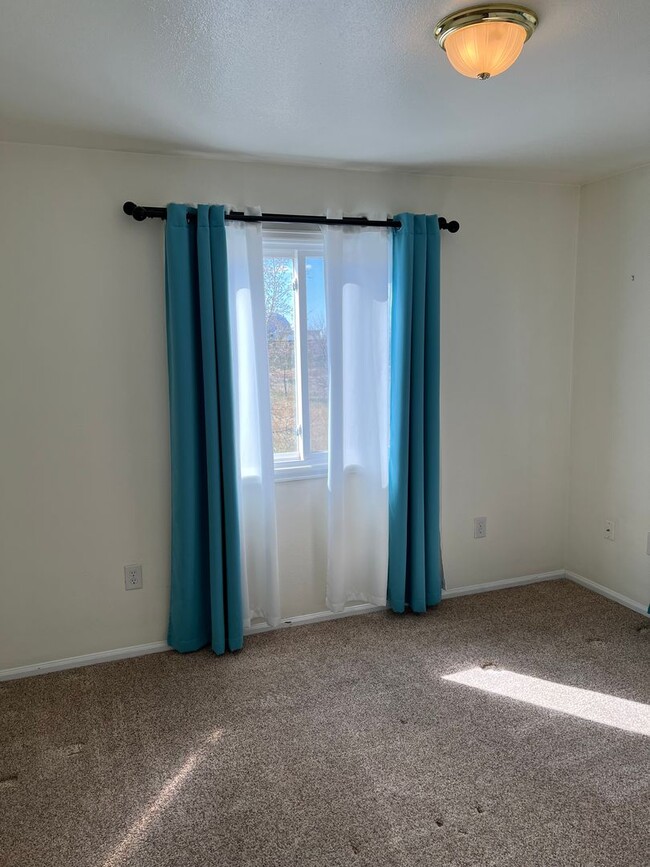 Building Photo - 3 BEDROOM, 2.5 BATHROOM TOWNHOME WITH 2 CA...