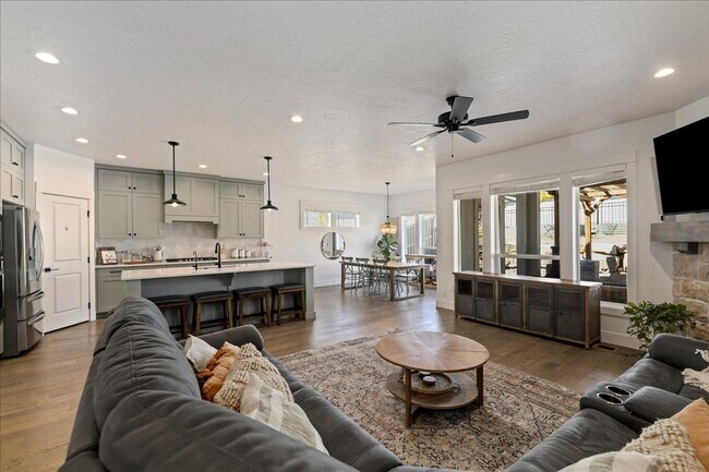 Building Photo - 5 Bed 3 bath Golf Course Neighborhood