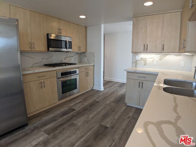 Building Photo - 5143 White Oak Ave