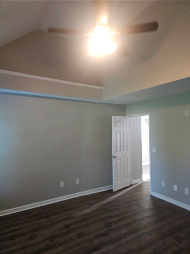 Building Photo - 670 Burtons Cove