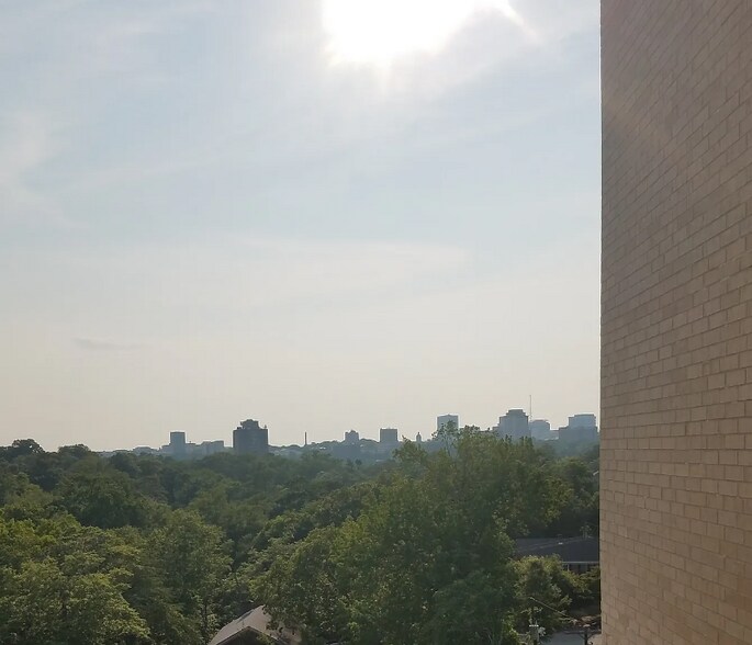 Building Photo - 619 King St