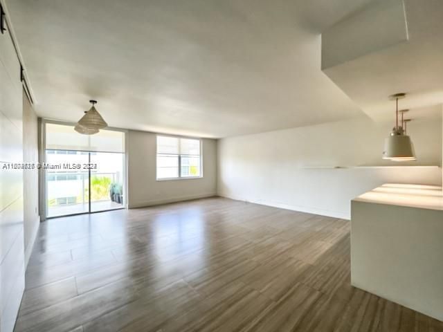 Building Photo - 10000 W Bay Harbor Dr