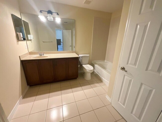 Building Photo - 611 1st Cape Coral Dr