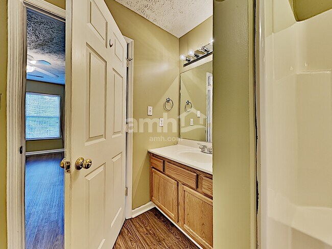 Building Photo - 1423 Newbury Ln