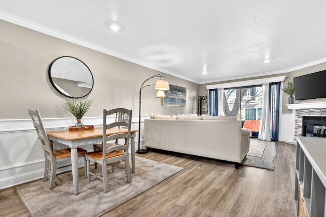 Building Photo - Two Bedroom Townhome W/ Garage!